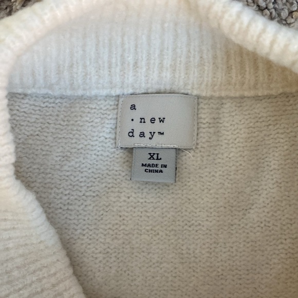 A new day COZY Graphic mock neck sweater - Picture 4 of 5